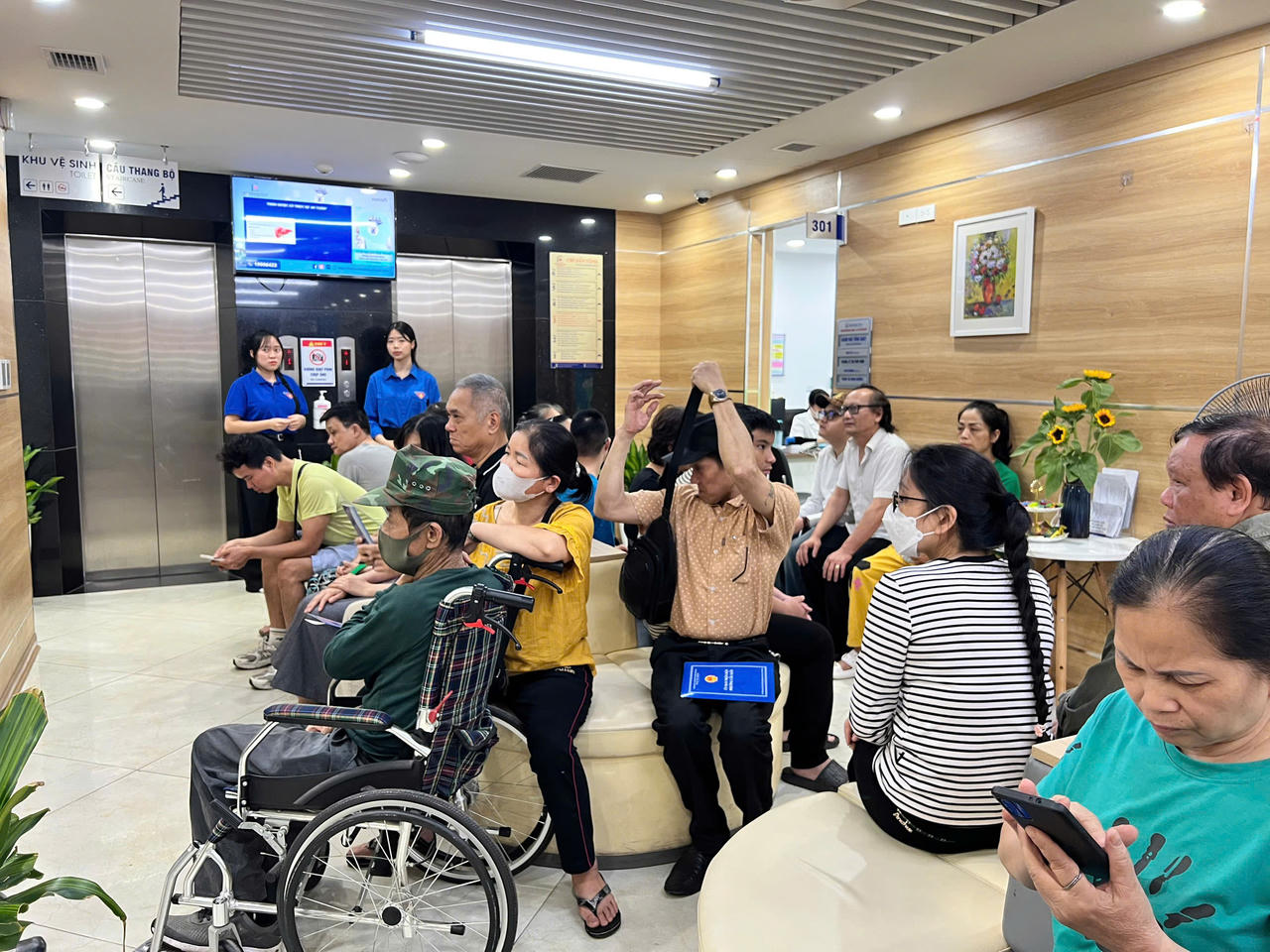 Phường Cầu Giấy tổ chức khám sức khỏe miễn phí, trao quà cho người khuyết tật