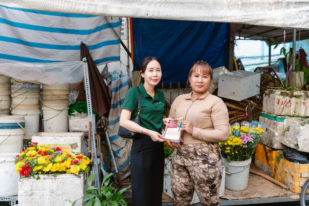 Cán bộ nhân viên VPBank giải đáp các vấn đề thắc mắc của hộ kinh doanh tại chợ Cái Răng - TP.Cần Thơ