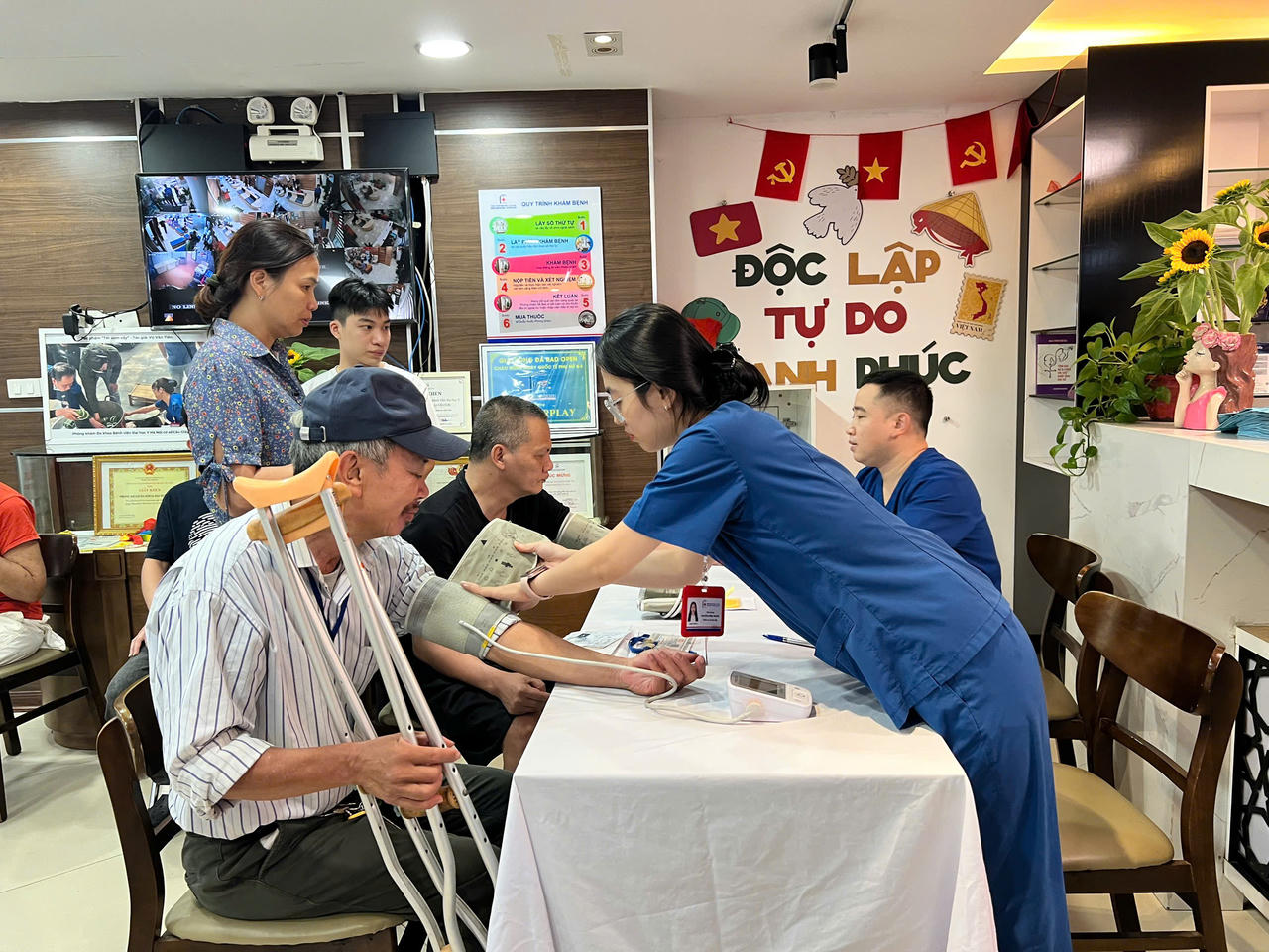 Nhân viên y tế thực hiện đo huyết áp, kiểm tra sức khỏe ban đầu cho người dân.