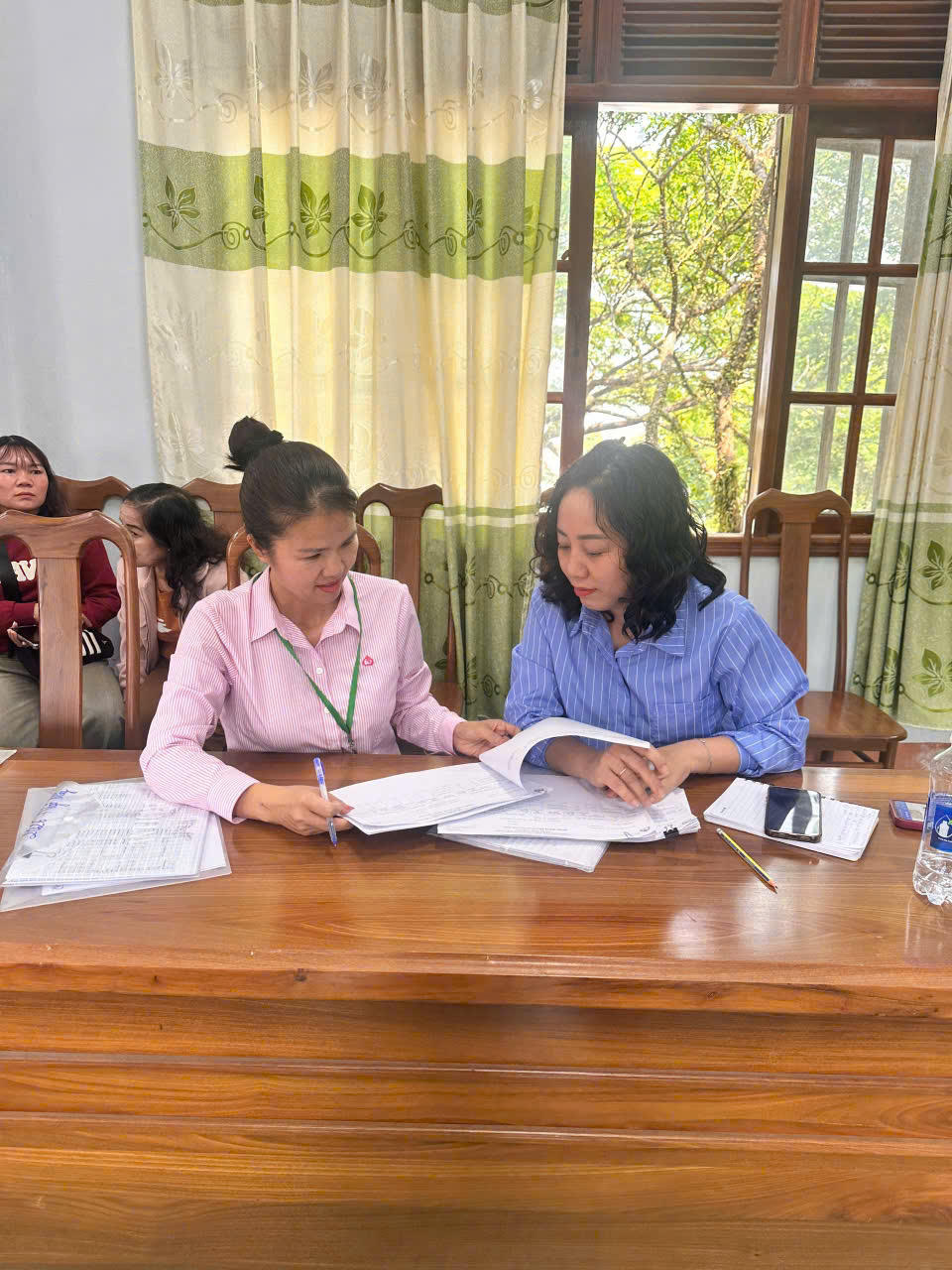 Những cán bộ tín dụng NHCSXH An Khê luôn gắn bó cơ sở tận tình giúp dân sử dụng vốn chính sách phát triển sản xuất kinh doanh, cải thiện cuộc sống.