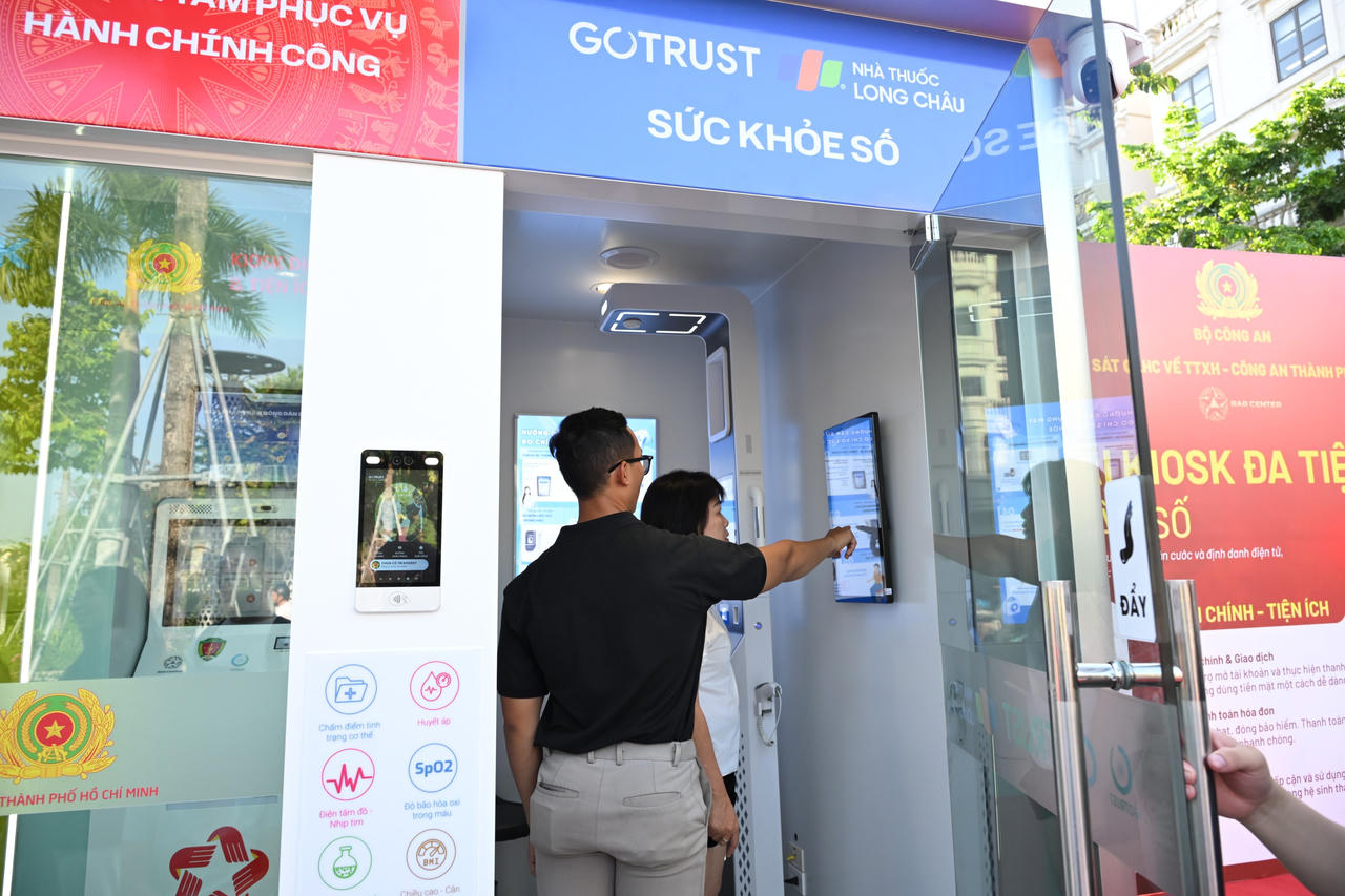 Người dân trải nghiệm đo chỉ số sức khỏe tại Trạm Công dân số.