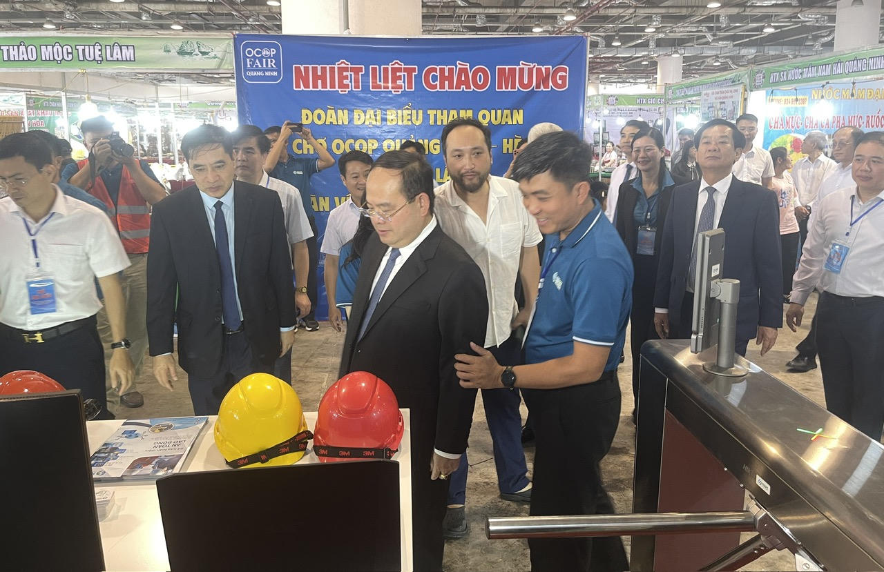 Ủy viên Bộ Chính trị Lê Minh Trí nhấn nút phát động Tháng An toàn, vệ sinh lao động tại Quảng Ninh