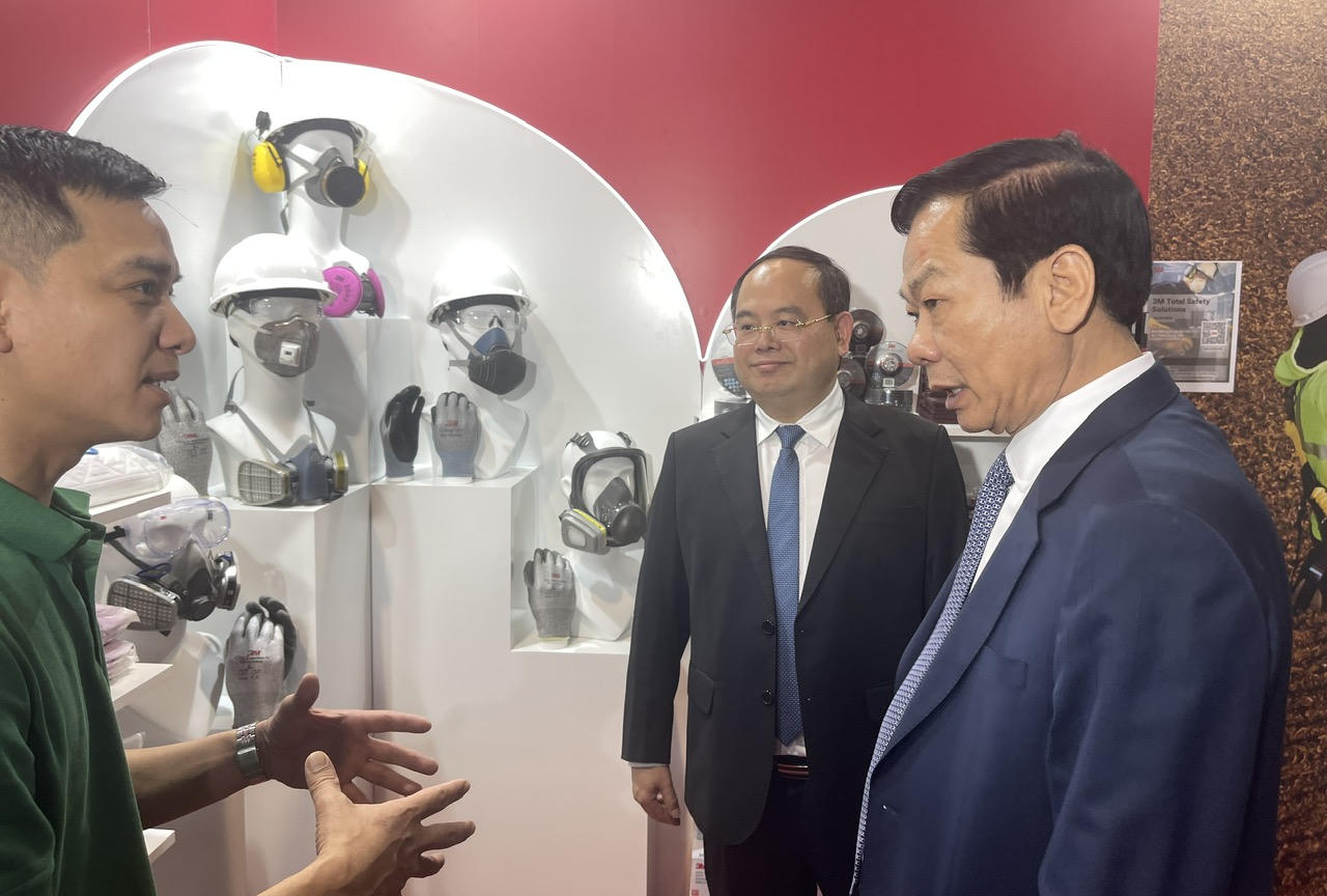 Ủy viên Bộ Chính trị Lê Minh Trí nhấn nút phát động Tháng An toàn, vệ sinh lao động tại Quảng Ninh