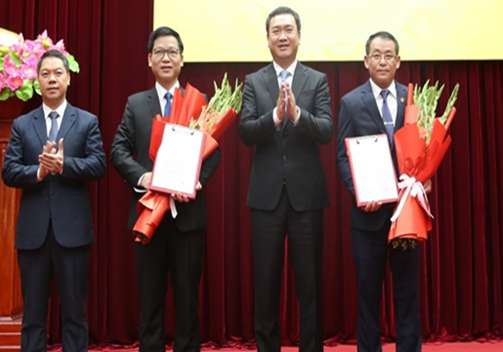 Ông Nguyễn Cảnh Toàn, Chủ tịch UBND tỉnh và ông Đoàn Thanh Sơn, Phó Chủ tịch UBND tỉnh Lạng Sơn trao quyết định và tặng hoa chúc mừng hai tân Giám đốc Sở.