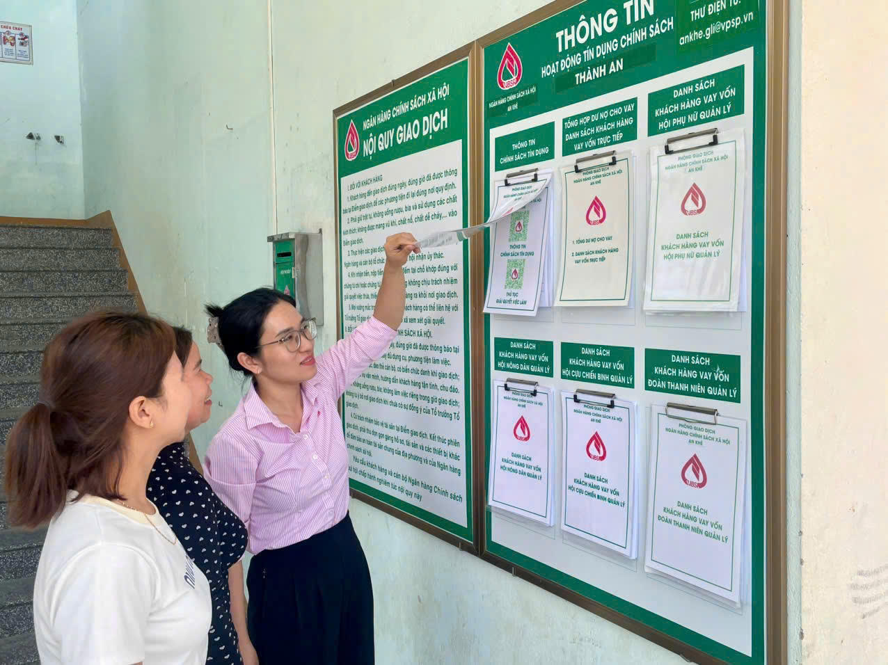 Giám đốc NHCSXH An Khê Trần Thị Thuỷ Tiên thường xuyên kiểm tra, đôn đốc hoạt động tại các điểm giao dịch xã.