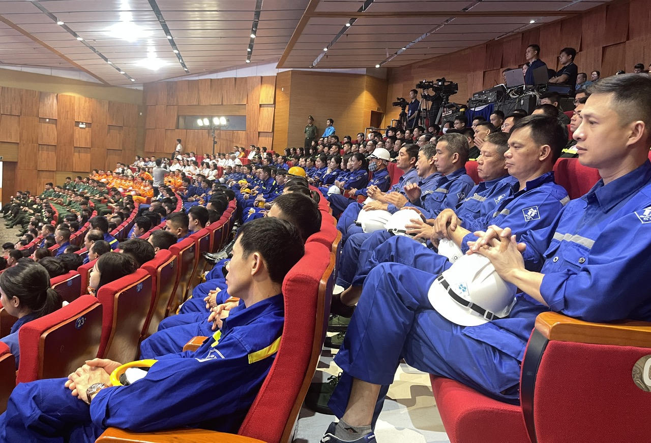 Ủy viên Bộ Chính trị Lê Minh Trí nhấn nút phát động Tháng An toàn, vệ sinh lao động tại Quảng Ninh