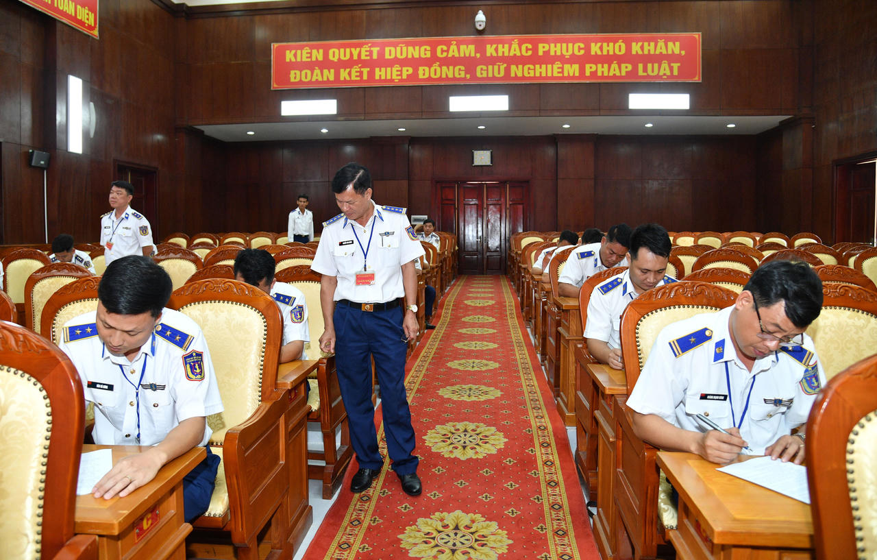 Đại tá Nguyễn Thái Dương - Phó Chính ủy Bộ Tư lệnh Vùng Cảnh sát biển 4 theo dõi các thi sinh tham gia thi kiến thức chung.