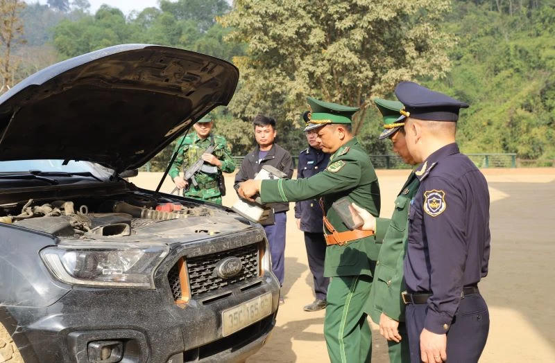 Công tác kiểm tra xuất - nhập cảnh được lực lượng chức năng tại Đồn Biên phòng cửa khẩu Quốc tế Na Mèo thực hiện nghiêm túc, đúng quy định.