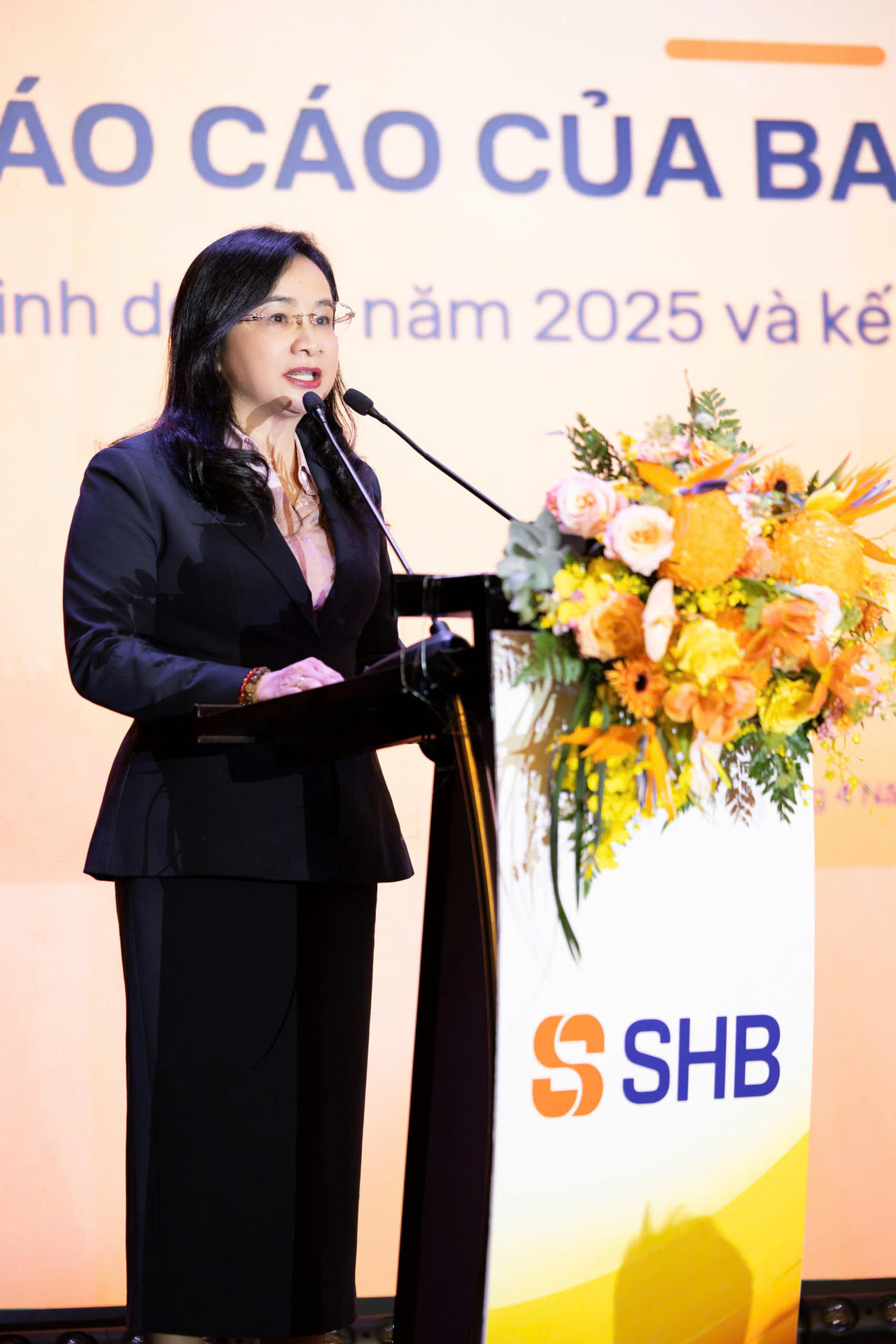 Bà Hoàng Huyền Châm, PGĐ NHNN Khu vực 1 tại Đại hội cổ đông thường niên của SHB