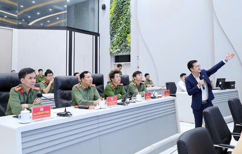 Đại diện Tổng Công ty GTEL báo cáo với lãnh đạo Bộ Công an và lãnh đạo Công an tỉnh Bắc Ninh về tình hình hoạt động hệ thống giám sát cảnh báo cháy được tích hợp vào Trung tâm thông tin Chỉ huy Công an tỉnh Bắc Ninh.