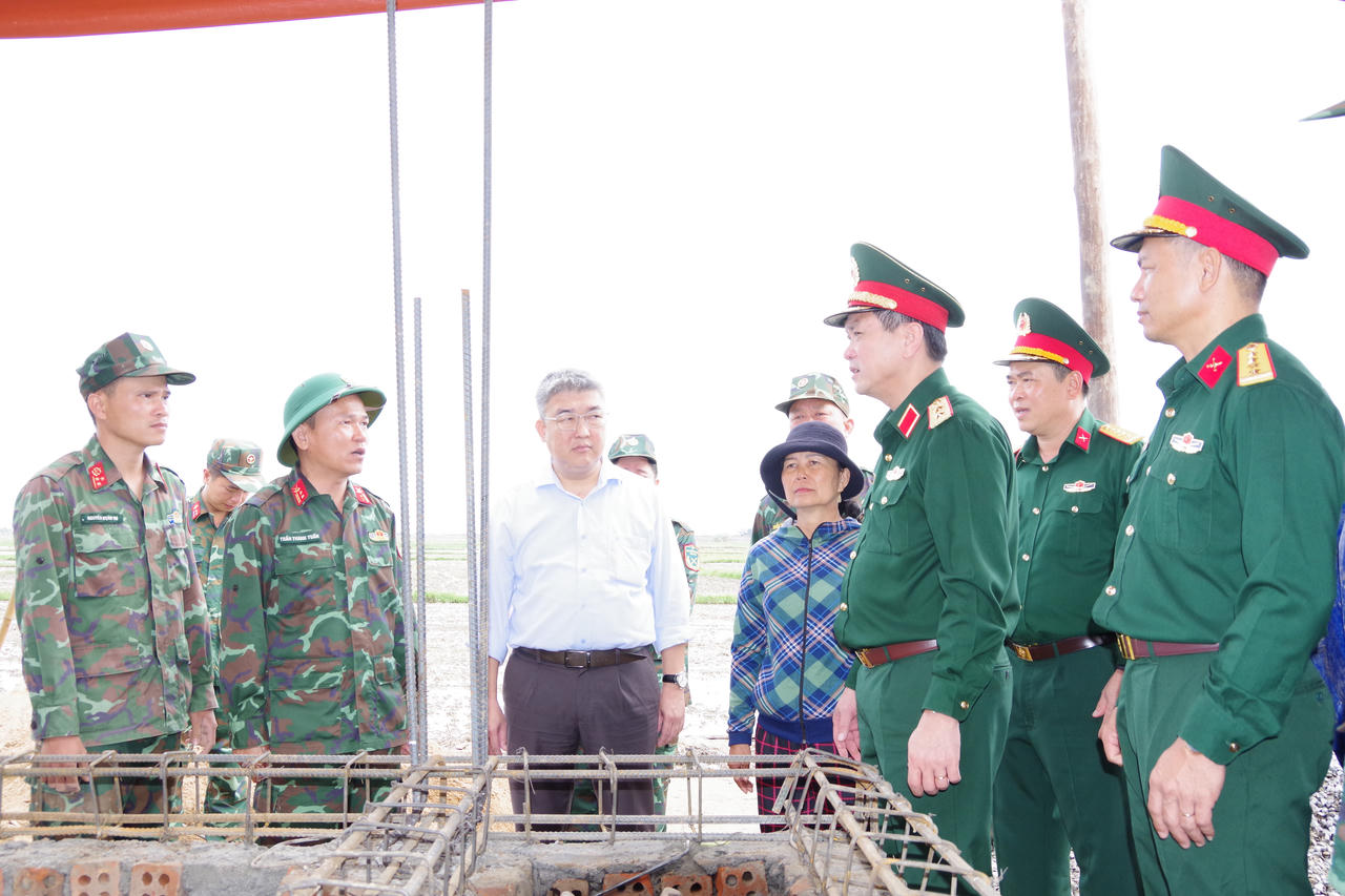 Lãnh đạo Quân khu 5 kiểm tra tiến độ thi công nhà hộ bà Võ Thị Siêng ở phường Đông Hòa, tỉnh Đắk Lắk trong "Chiến dịch Quang Trung" (tháng 12-2025)