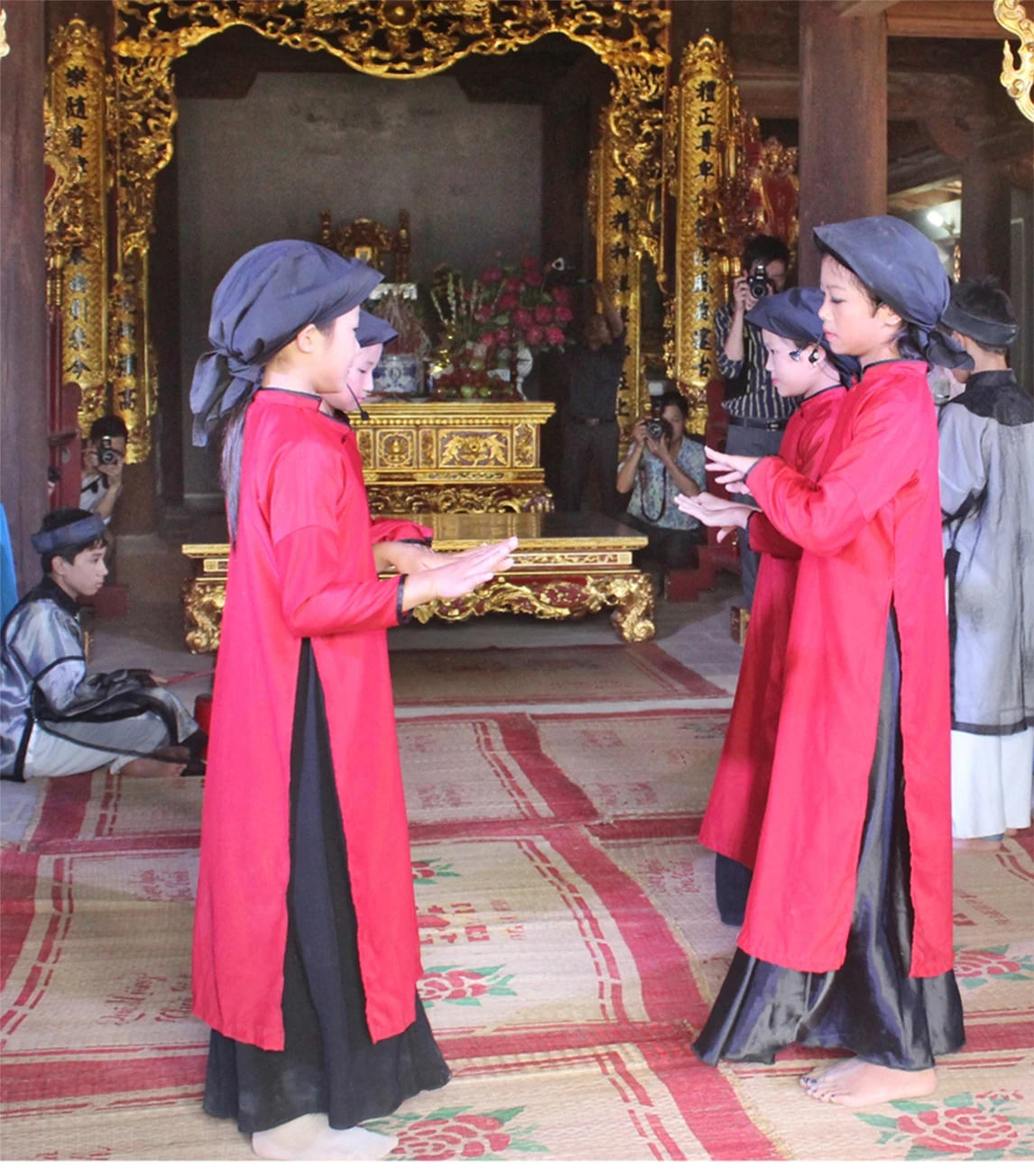 Các đào, kép Xoan nhí trình diễn hát Xoan tại Miếu Lãi Lèn.  (Ảnh: Phương Thanh)