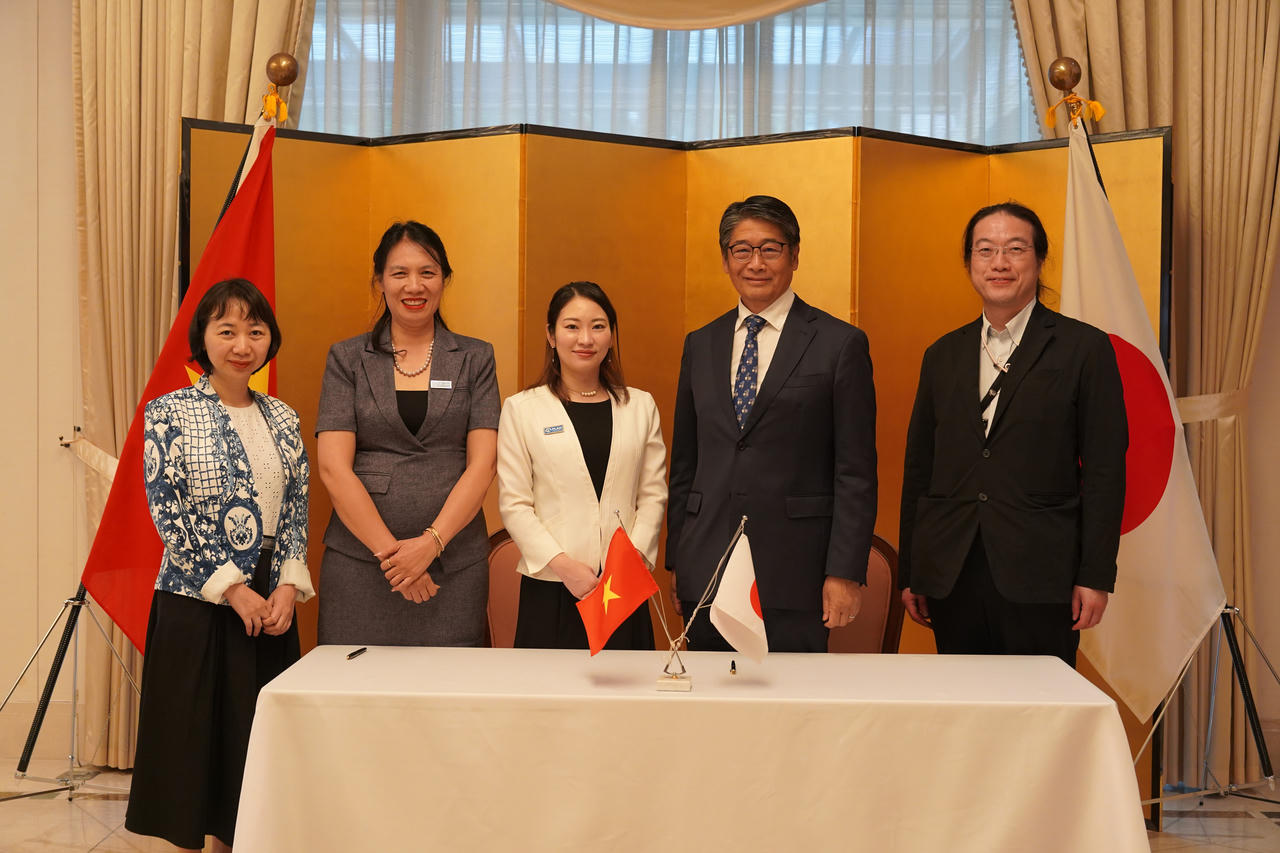 Ngài Ito Naoki - Đại sứ Nhật Bản tại Việt Nam (người thứ hai từ phải sang) bày tỏ kỳ vọng những kết quả đạt được trong năm đầu tiên sẽ tiếp tục được phát huy trong năm thứ hai của dự án để trẻ em được hưởng niềm vui đến trường.