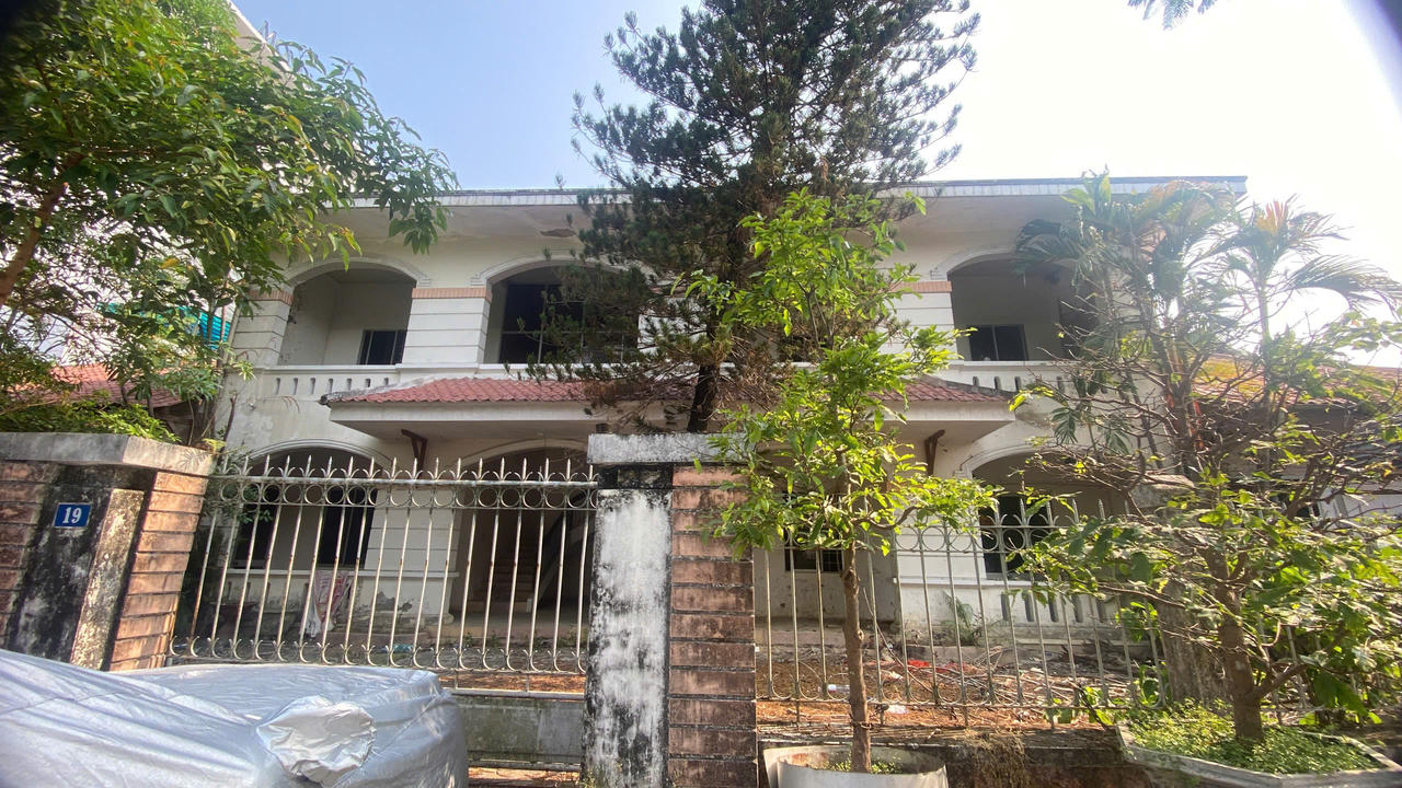Khu nhà của Công ty Cổ phần đường bộ 1 Thừa Thiên Huế (tại số 19 Nguyễn Huệ) bỏ hoang nhiều năm nay. 