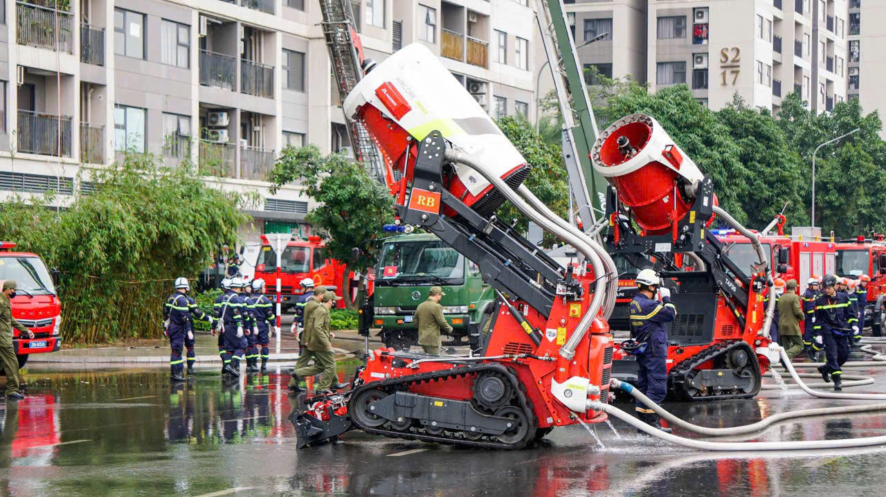 Lực lượng phòng cháy, chữa cháy Công an TP Hà Nội diễn tập, dùng Robot có thể thay thế con người tham gia chữa cháy tại những nơi có địa hình phức tạp, môi trường cháy có hoá chát độc hại...để không ảnh hưởng tới sức khoẻ, tính mạng cán bộ chiến sĩ.