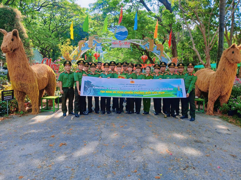 Đoàn Công an tỉnh An Giang – Cụm thi đua số 1 đã tổ chức chương trình sinh hoạt chính trị “về nguồn” tại Khu di tích Đồi Tức Dụp.