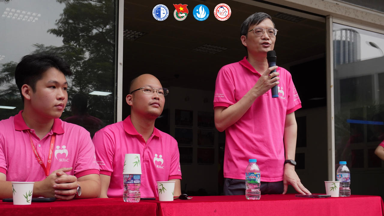 PGS.TS. Nguyễn Bá Bình - Phó Hiệu trưởng phát biểu tại buổi lễ.