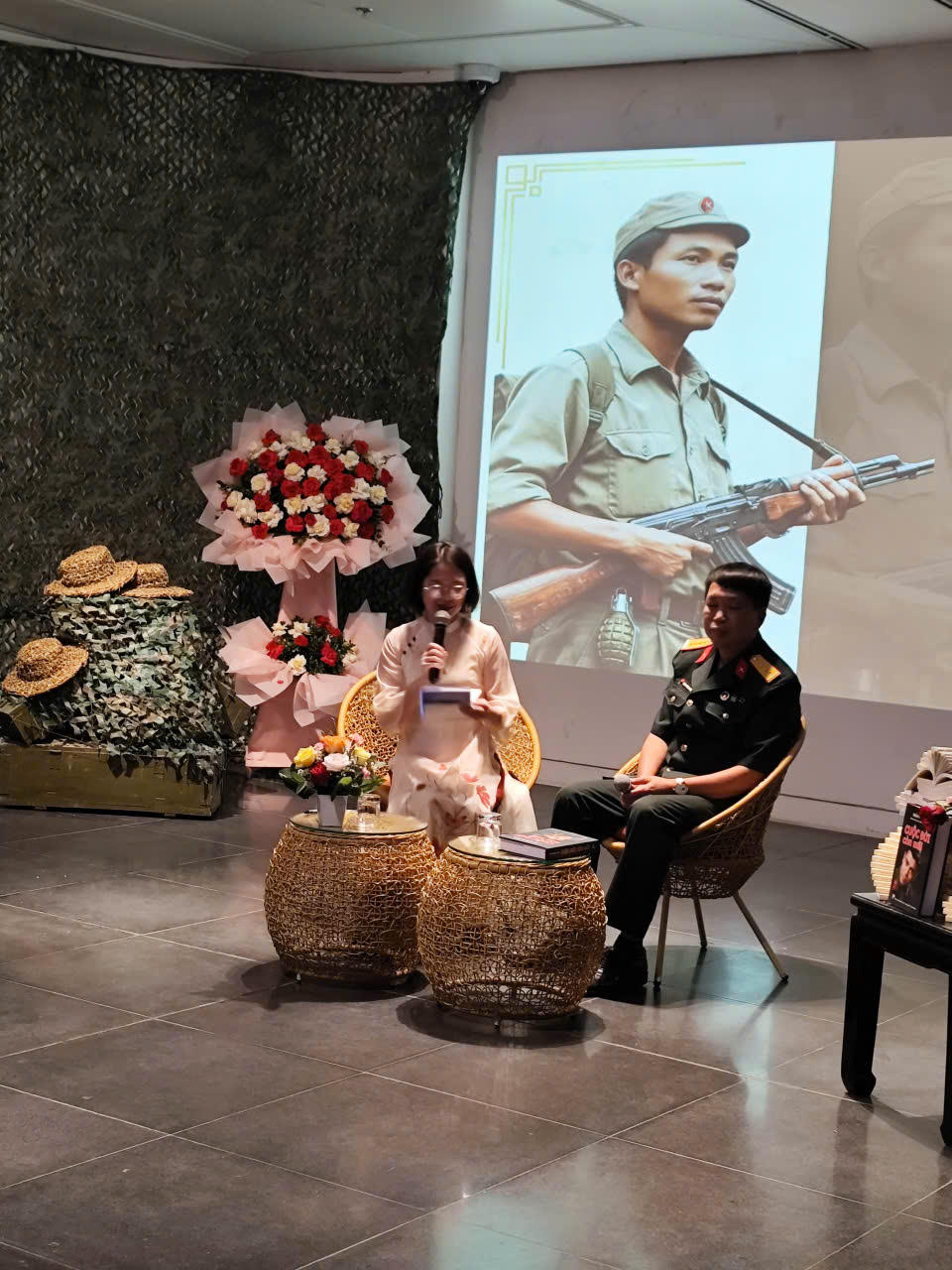 Đại tá Đặng Vương Hưng người miệt mài lưu giữ ký ức của những người lính nơi chiến trường và người thân của họ ở quê nhà