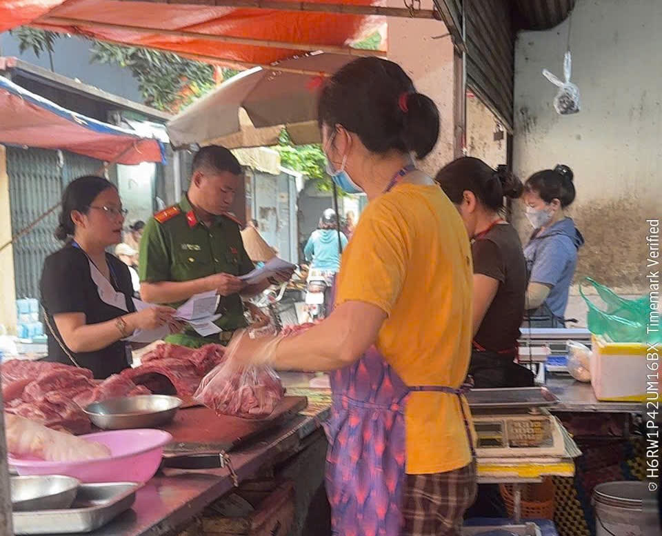 Lực lượng Công an phường phối hợp kiểm tra, tuyên truyền điểm kinh doanh thực phẩm, chợ dân sinh trên địa bàn.