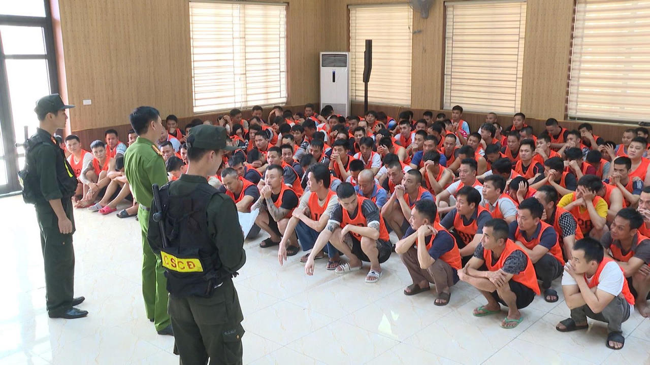 Các đối tượng liên quan đến vụ án (mặc áo cam).