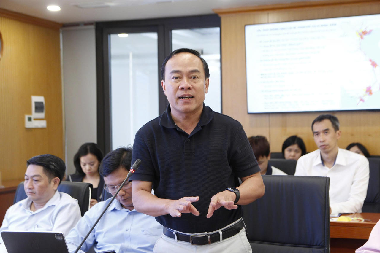 Đại diện đơn vị tư vấn báo cáo tóm tắt về phương án điều chỉnh quy hoạch hệ thống đô thị và nông thôn thời kỳ 2021 - 2030, tầm nhìn đến năm 2050.