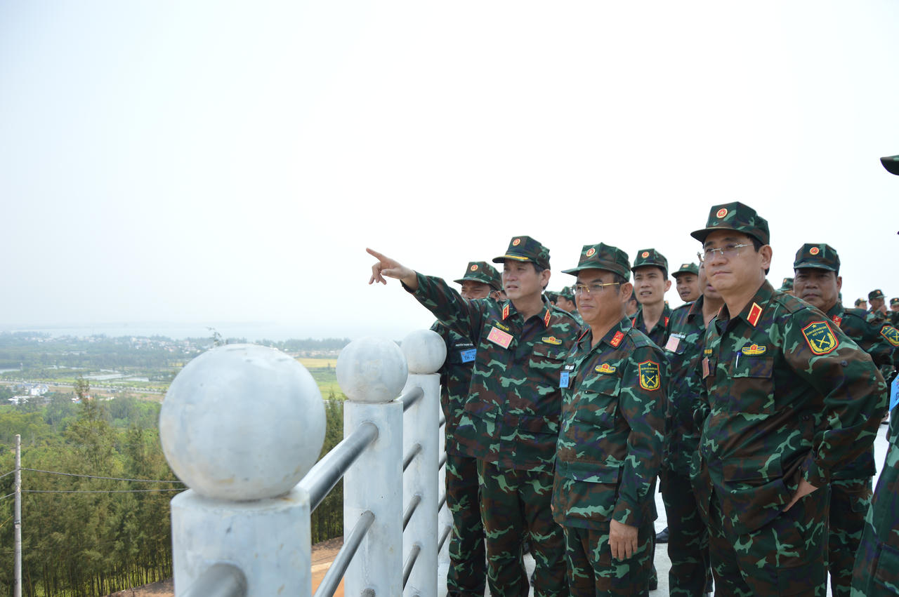 Trung tướng Lê Ngọc Hải, Ủy viên Trung ương Đảng, Tư lệnh Quân khu 5 chỉ đạo khảo sát địa hình tại Quảng Ngãi trong tập huấn chiến dịch năm 2026