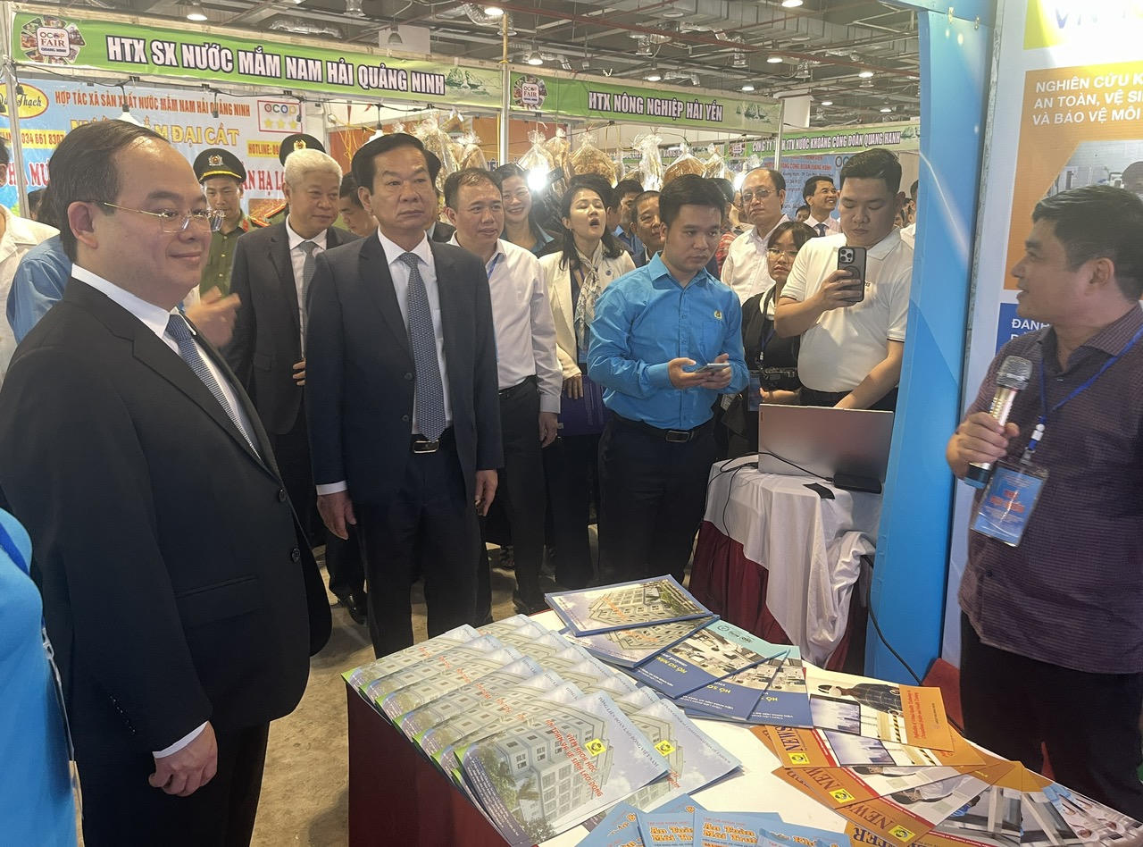 Ủy viên Bộ Chính trị Lê Minh Trí nhấn nút phát động Tháng An toàn, vệ sinh lao động tại Quảng Ninh