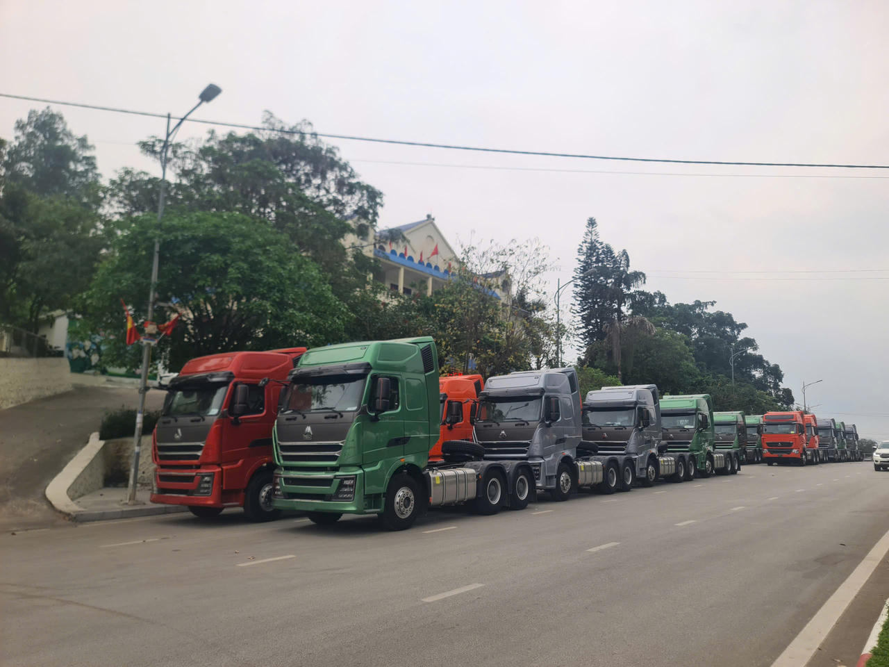 Ô tô nhập khẩu mạnh giúp tăng thu ngân sách Nhà nước. (Ảnh: Minh Hữu)