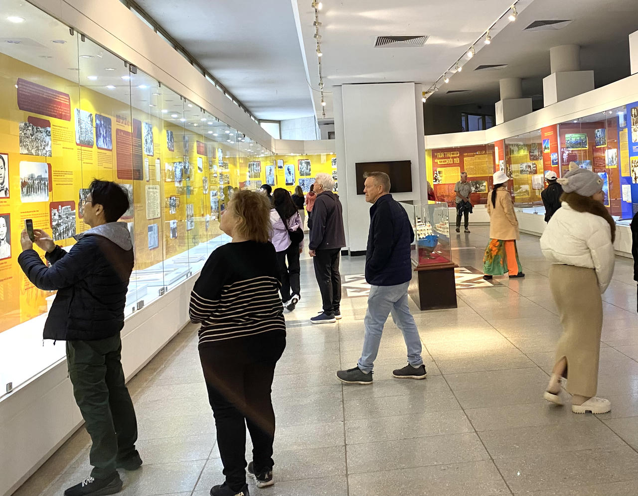 Nhiều du khách nước ngoài chọn tham quan Bảo tàng Hồ Chí Minh để tìm hiểu thêm văn hóa, lịch sử Việt Nam. (Ảnh: PV)