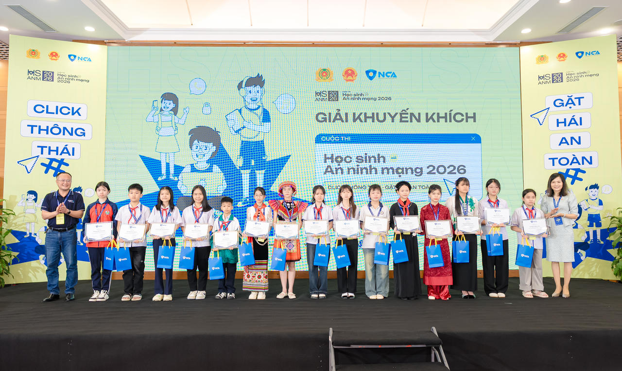 Ban tổ chức chụp ảnh cùng thí sinh đạt giải Khuyến khích.