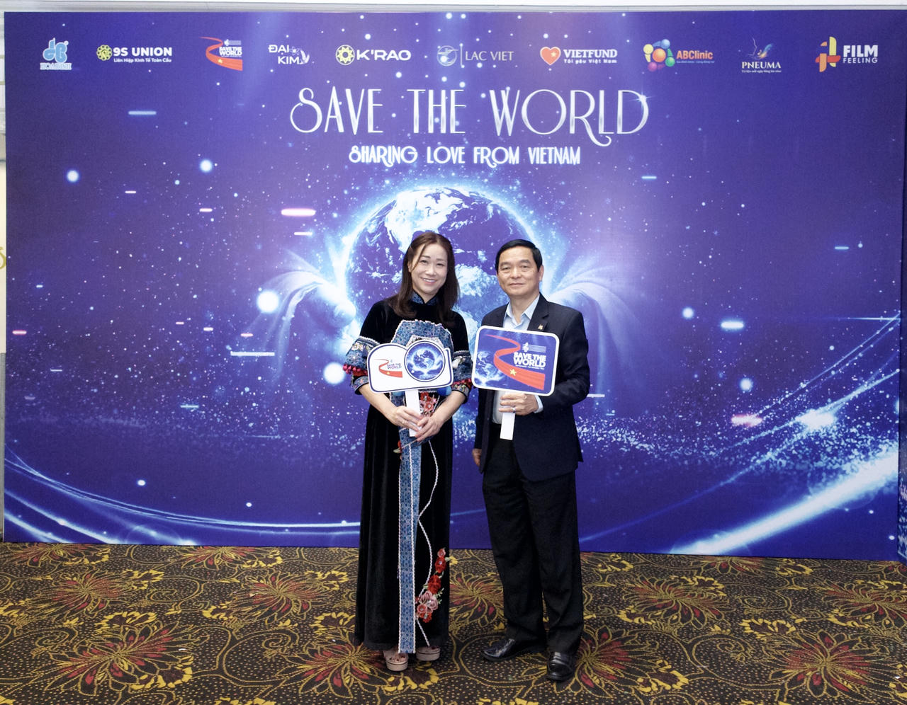 Nghệ sĩ Nguyệt Thu cùng ông Nguyễn Viết Hải - CT Tập đoàn XD Hòa Bình người đồng hành cùng dự án.