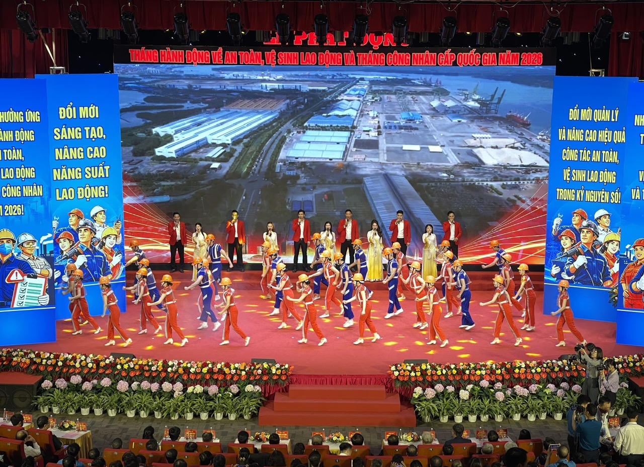 Ủy viên Bộ Chính trị Lê Minh Trí nhấn nút phát động Tháng An toàn, vệ sinh lao động tại Quảng Ninh