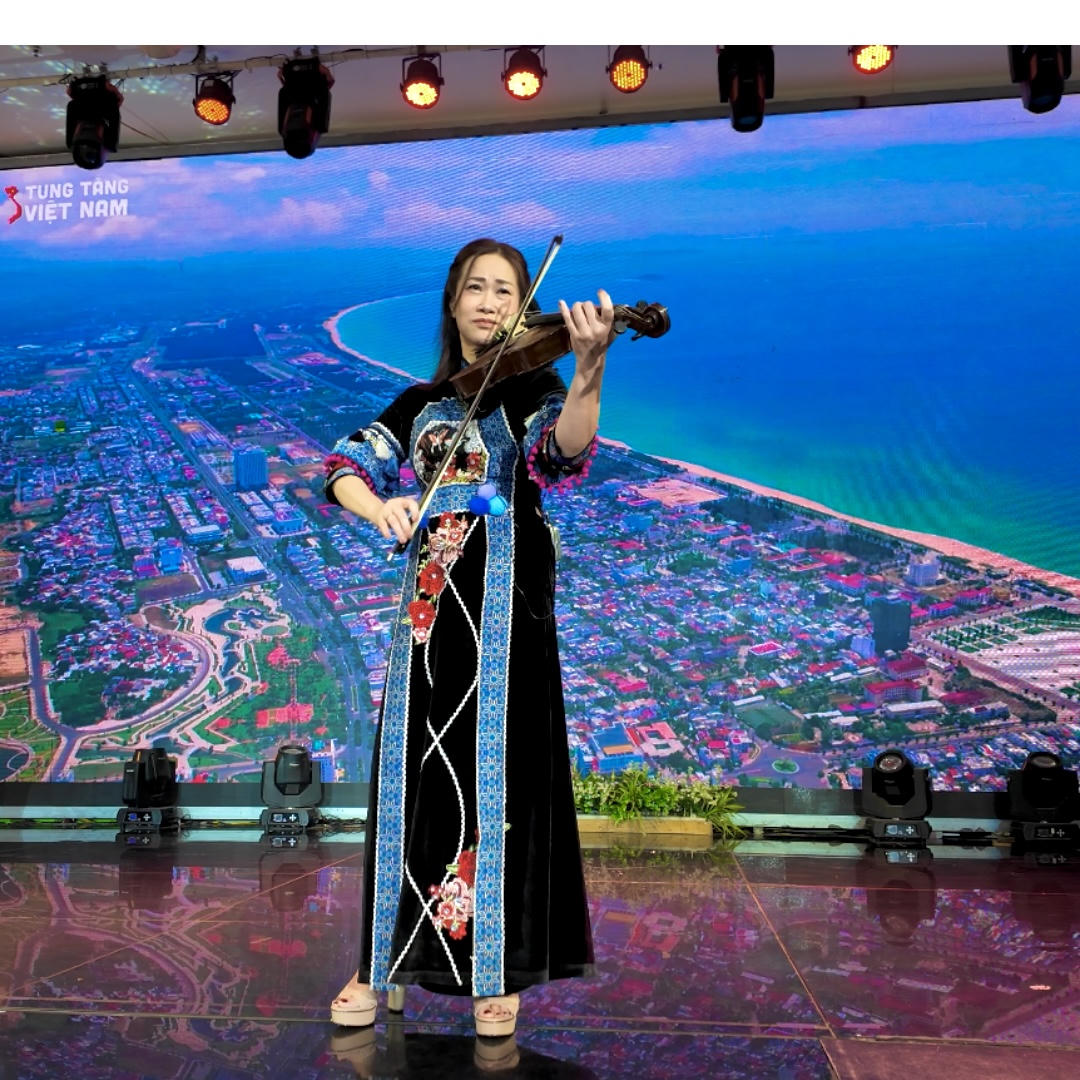 Nghệ sĩ Nguyệt Thu biểu diễn tại chương trình.