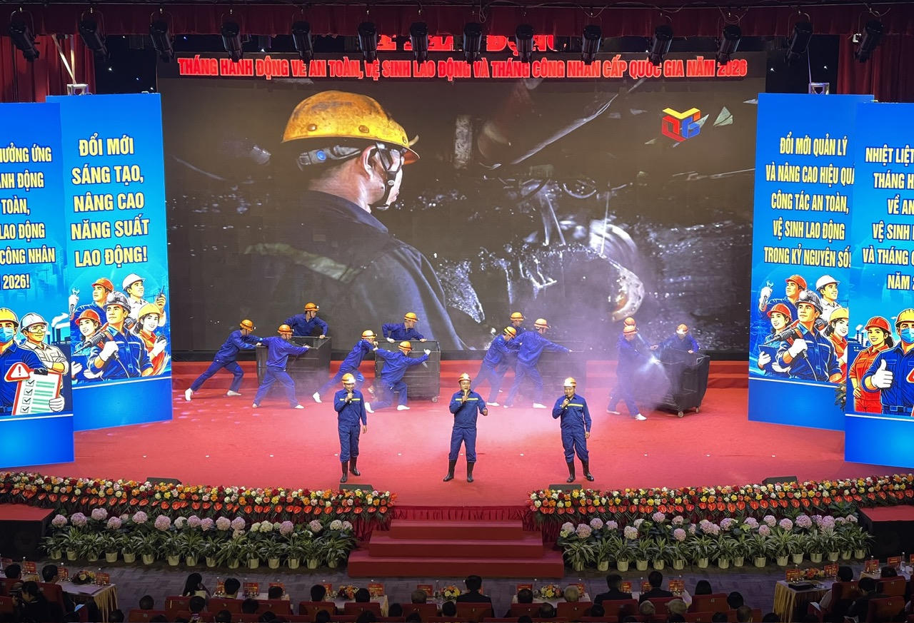 Ủy viên Bộ Chính trị Lê Minh Trí nhấn nút phát động Tháng An toàn, vệ sinh lao động tại Quảng Ninh