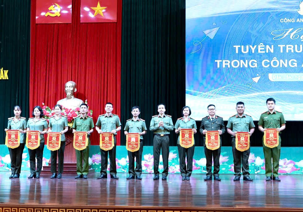 Đại tá Trần Quang Hiếu – Phó Giám đốc Công an tỉnh Đắk Lắk trao giải cho các tập thể, cá nhân có thành tích xuất sắc. Ảnh CAĐL