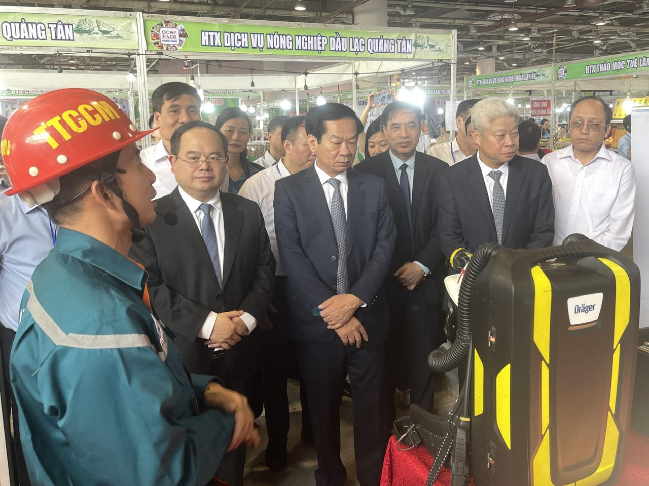 Ủy viên Bộ Chính trị Lê Minh Trí nhấn nút phát động Tháng An toàn, vệ sinh lao động tại Quảng Ninh