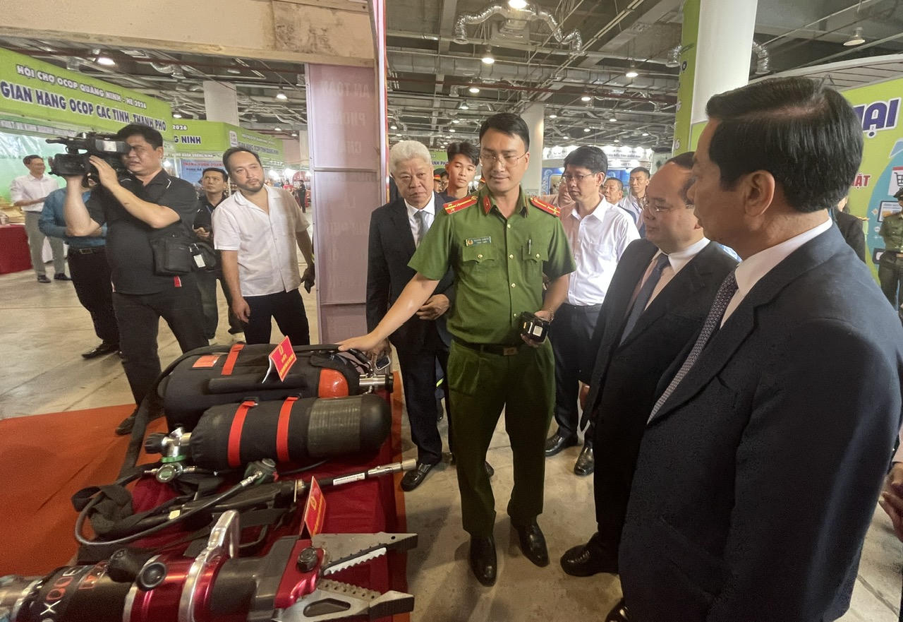 Ủy viên Bộ Chính trị Lê Minh Trí nhấn nút phát động Tháng An toàn, vệ sinh lao động tại Quảng Ninh