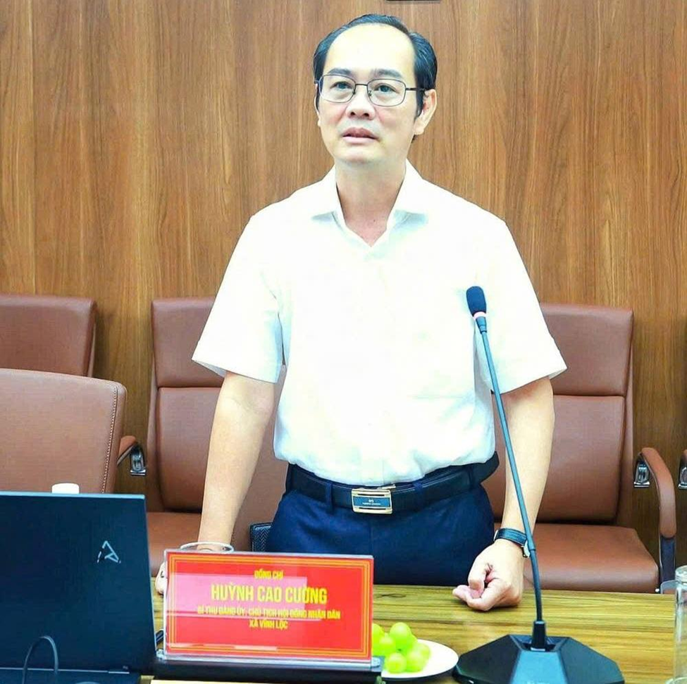 Ông Huỳnh Cao Cường, Bí thư Đảng ủy, Chủ tịch HĐND xã Vĩnh Lộc chủ trì buổi làm việc