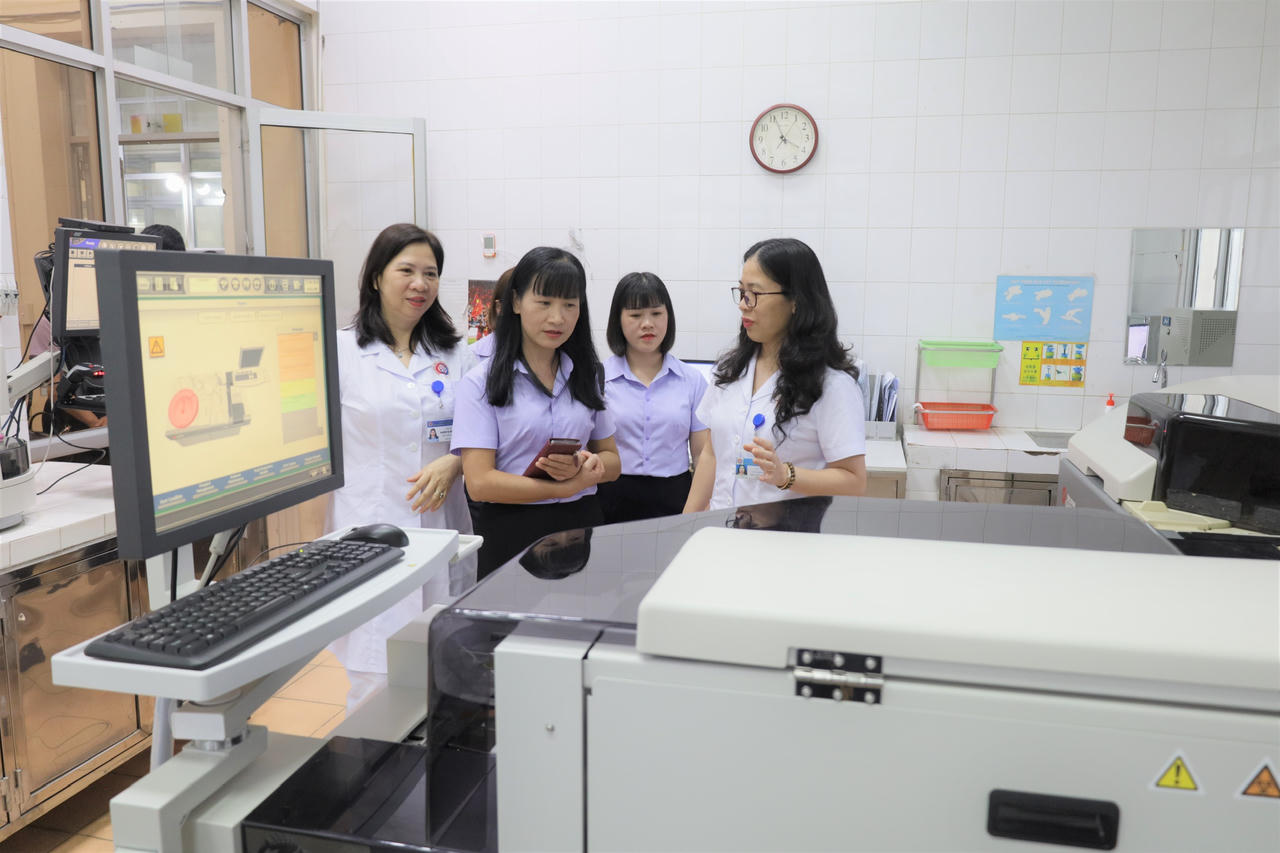 Đoàn công tác Bệnh viện đa khoa Y dược cổ truyền - Phục hồi chức năng tỉnh Cao Bằng tham quan các khoa, phòng chức năng Bệnh viện đa khoa Y học cổ truyền Hà Nội. (Ảnh trong bài: Sở Y tế Hà Nội)