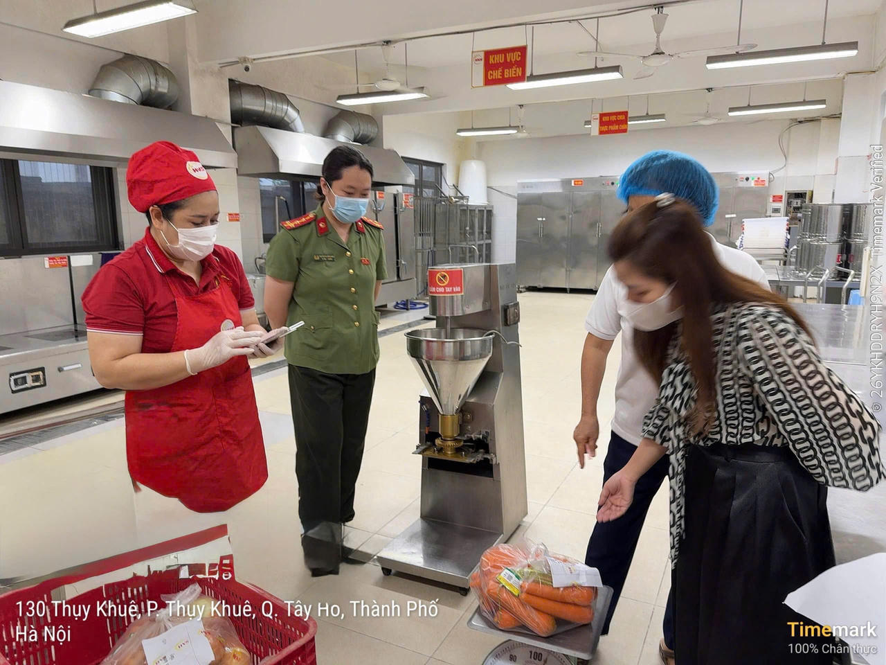 Kiểm tra điều kiện vệ sinh, nguồn gốc thực phẩm tại bếp ăn tập thể của cơ sở giáo dục tiểu học - một trong những nội dung trọng tâm của Tháng hành động vệ sinh ATTP.