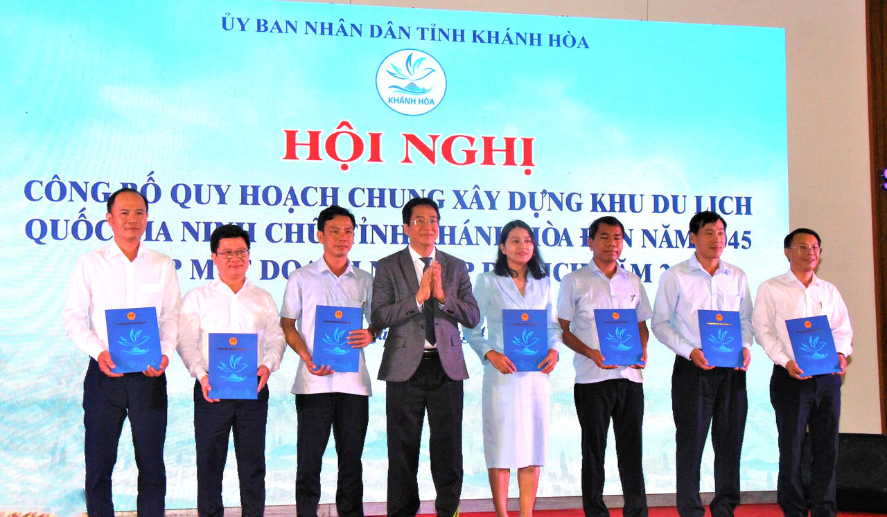 Lãnh đạo UBND tỉnh Khánh Hòa trao Quyết định phê duyệt Quy hoạch chung xây dựng Khu Du lịch quốc gia Ninh Chử đến năm 2045 cho lãnh đạo UBND xã, phường liên quan.