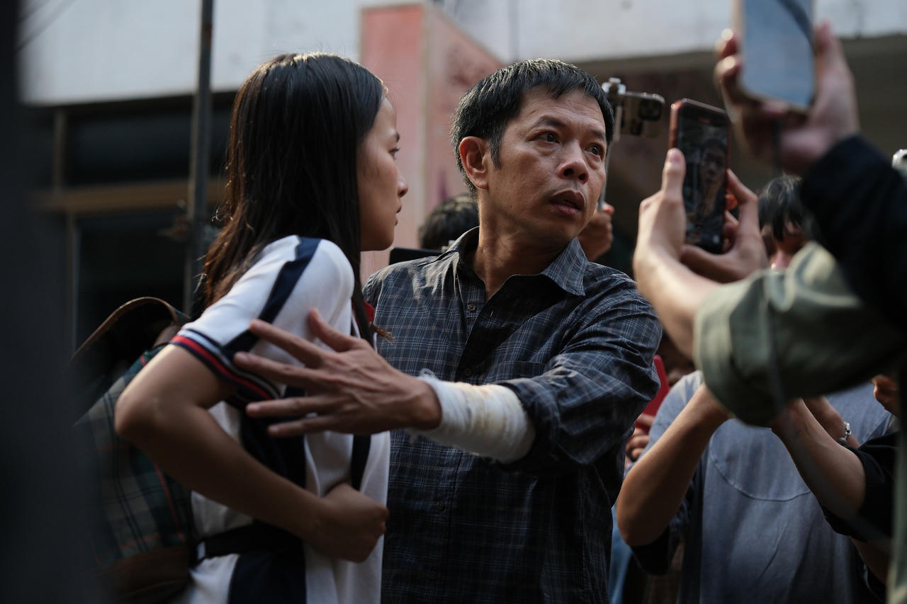 Anh Hùng phải đối mặt với cộng đồng mạng và pháp luật khi hành vi lừa đảo của mình bị bại lộ (ảnh trong phim).