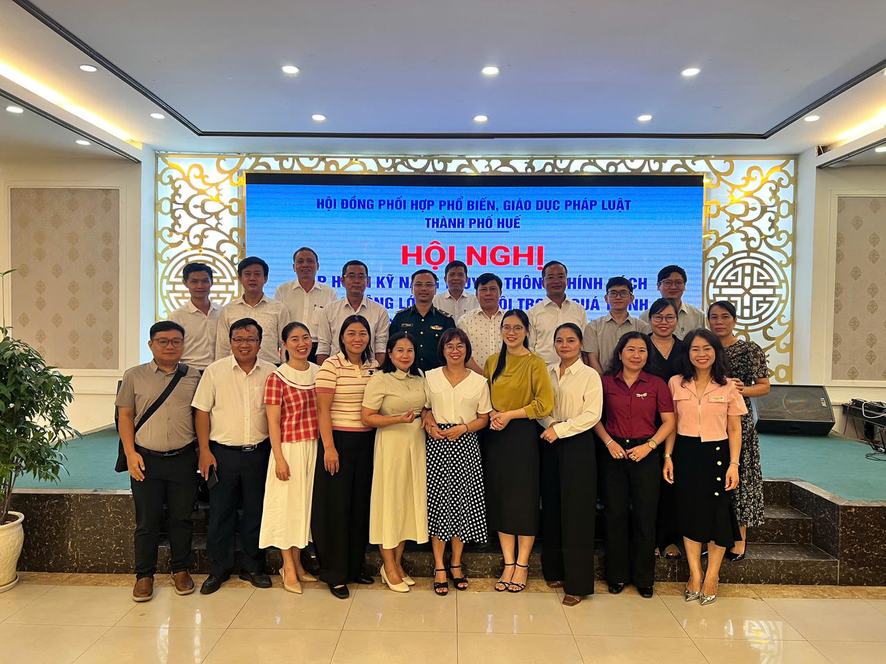 Các đại biểu dự hội nghị chụp ảnh kỷ niệm&nbsp;