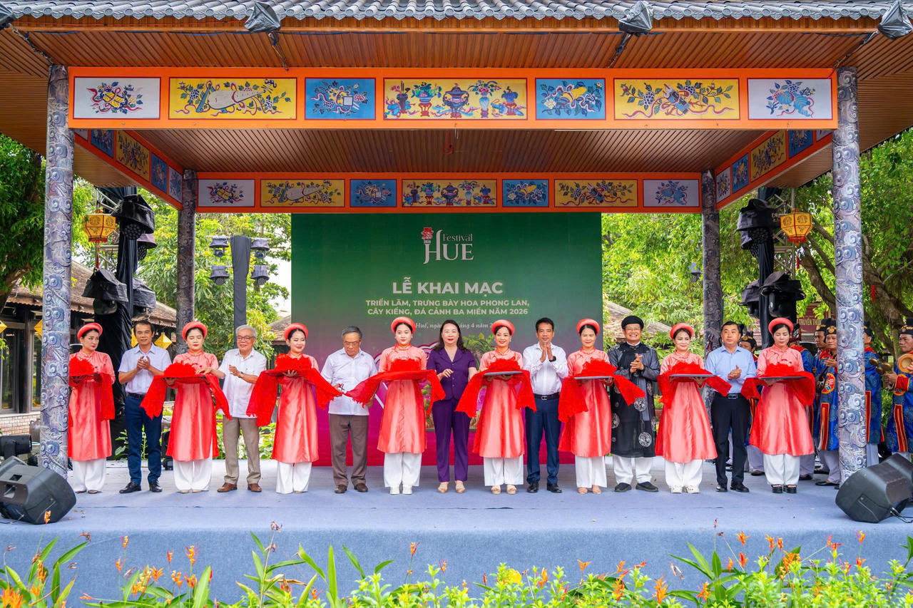 Lễ cắt băng khai mạc triển lãm.