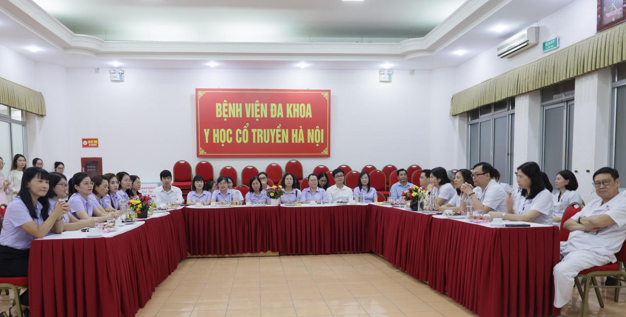 Tại buổi làm việc, hai bên đã trao đổi, thảo luận, chia sẻ kinh nghiệm thực tiễn trong công tác khám chữa bệnh tại địa phương.&nbsp;