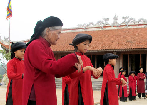 Nghệ nhân cao tuổi truyền dạy hát Xoan cho thế hệ trẻ. (Ảnh: P.T)