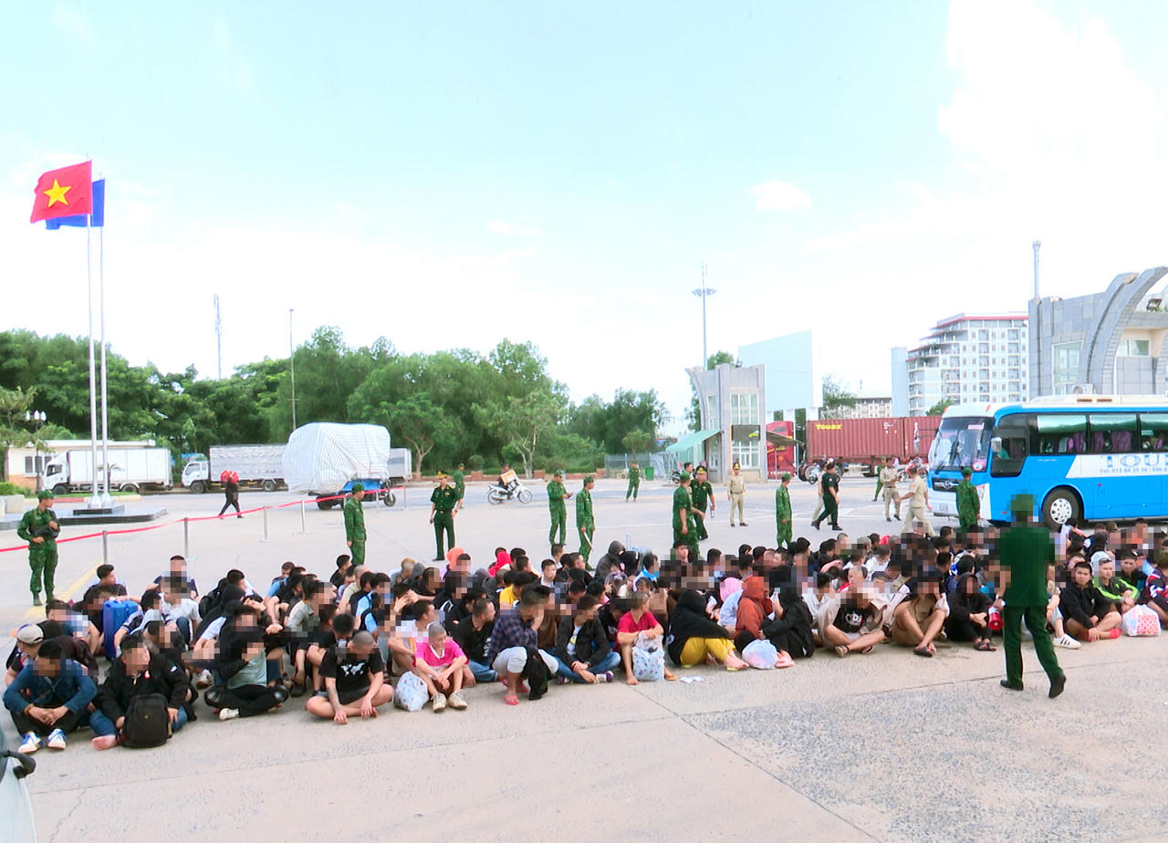 Hàng trăm công dân Việt Nam được lực lượng chức năng Campuchia trao trả qua cửa khẩu quốc tế Mộc Bài, tỉnh Tây Ninh. Ảnh Đinh Quân