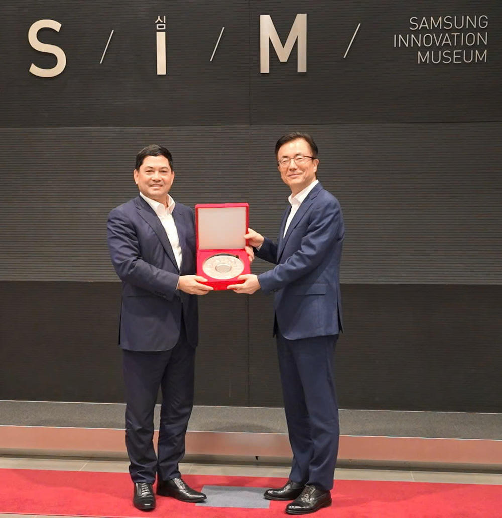 Ông&nbsp;Nguyễn Hồng Thái tặng đĩa bạc khắc hình 8 di sản văn hóa của tỉnh Bắc Ninh được UNESCO ghi danh cho ông Park Soon Cheol.