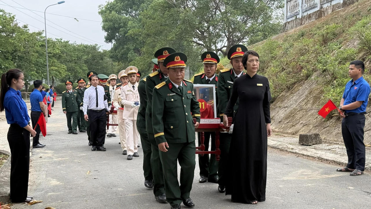 Truy điệu, an táng 8 hài cốt liệt sĩ tại Nghĩa trang Liệt sĩ Khe Sanh (Quảng Trị)