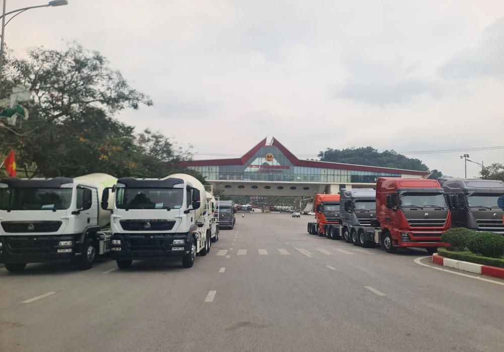 Ô tô nhập về đỗ tại cửa khẩu quốc tế Hữu Nghị. (Ảnh: Minh Hữu)